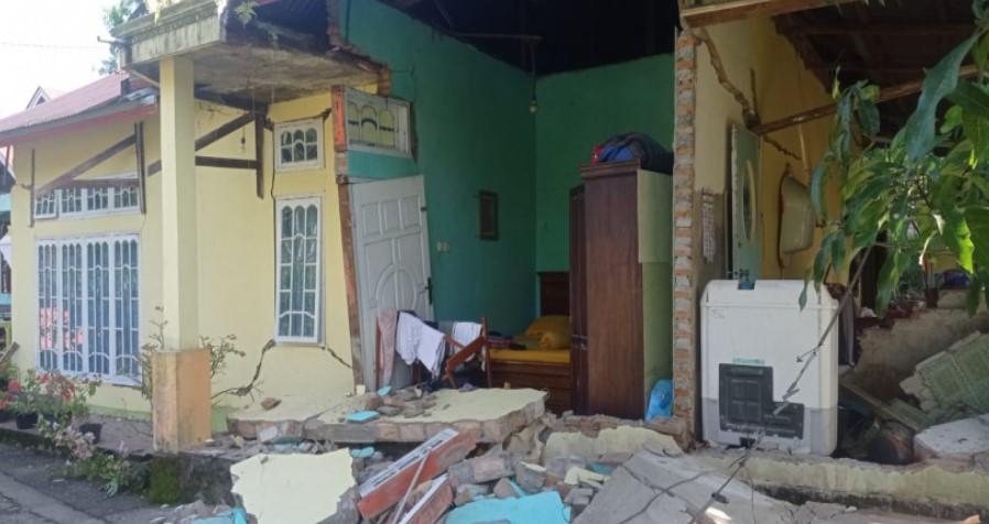 Rumah Rusak Akibat Gempa Sumatera Barat