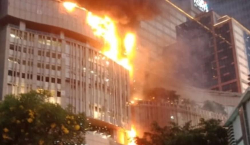 Mal Tunjungan Plaza Surabaya terbakar