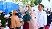 Presiden Joko Widodo memberikan sejumlah bantuan sosial di Pasar Harjamukti Cirebon