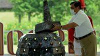 Menteri Koordinator Bidang Kemaritiman dan Investasi Luhut Binsar Panjaitan memasang replika stupa saat pembukaan Festival Joglosemar di kompleks Taman Wisata Candi Borobudur