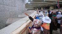 Jemaah Haji Indonesia melempar jumrah