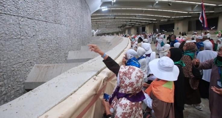 Jemaah Haji Indonesia melempar jumrah