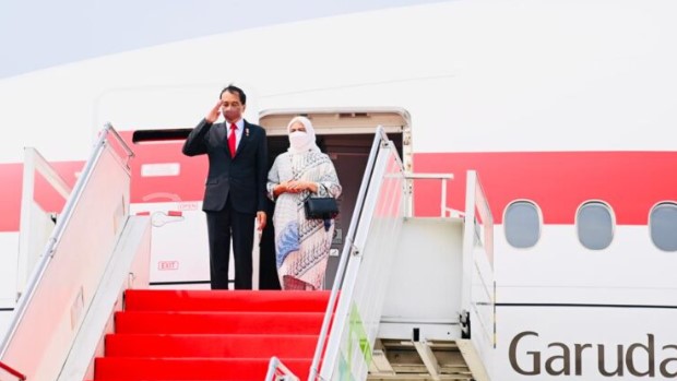 Presiden Joko Widodo didampingi Ibu Iriana Joko Widodo bertolak menuju Beijing