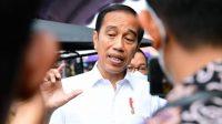Presiden Joko Widodo memberikan keterangannya usai menyerahkan bantuan sosial di Pasar Sukamandi, Kabupaten Subang