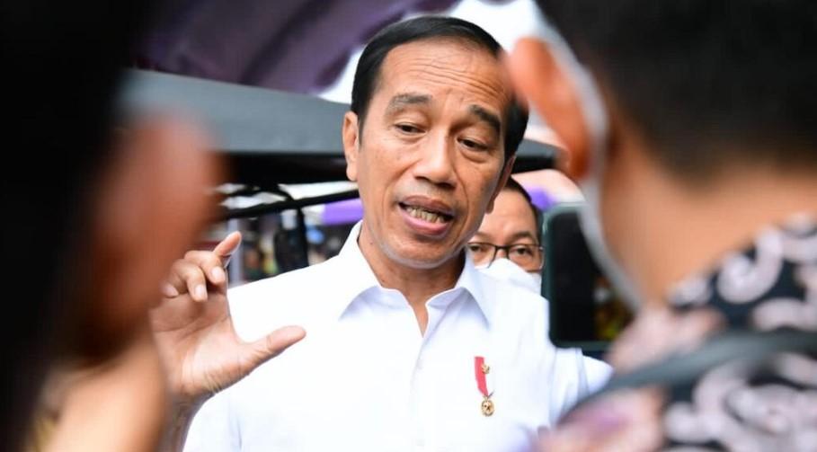 Presiden Joko Widodo memberikan keterangannya usai menyerahkan bantuan sosial di Pasar Sukamandi, Kabupaten Subang