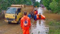BPBD Kabupaten Banyuasin mengerahkan dua unit perahu fiber untuk mengevakuasi warga yang terdampak ke tempat yang lebih aman