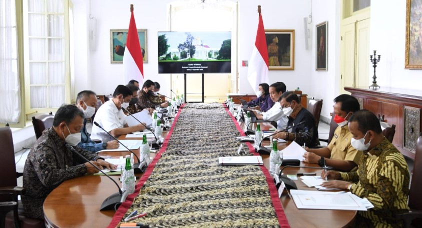 Presiden Joko Widodo menggelar rapat terbatas terkait Evaluasi Proyek Strategis Nasional dengan sejumlah Menteri Kabinet Kerja di Istana Kepresidenan Bogor