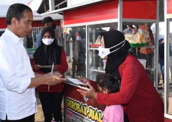 Pasar Rakyat Bandar Batauga, Kabupaten Buton Selatan untuk menyerahkan Bantuan Modal Kerja kepada para pedagang kaki lima