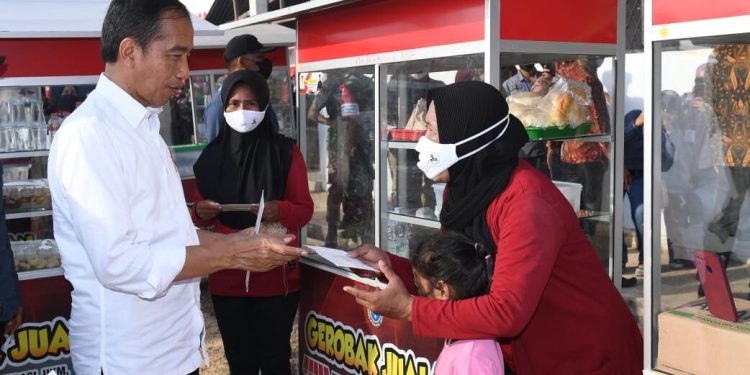 Pasar Rakyat Bandar Batauga, Kabupaten Buton Selatan untuk menyerahkan Bantuan Modal Kerja kepada para pedagang kaki lima