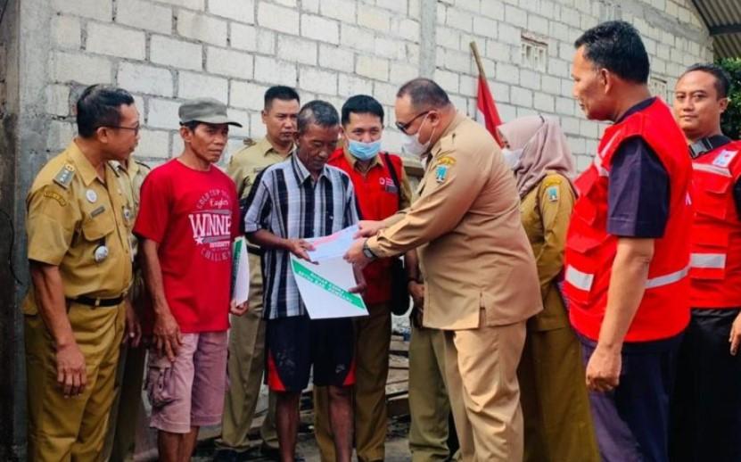 Wakil Bupati Rembang Mochamad Hanies Cholil Barro mengunjungi korban kebakaran di kabupaten rembang