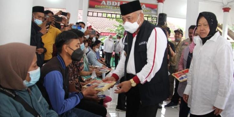 Bupati Malang bersama Menteri Sosial Memberikan Santunan kepada Keluarga Korban