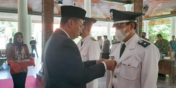 Bupati Rembang Abdul Hafidz melantik dua orang kepala desa di pendapa Museum RA KartiniBupati Rembang Abdul Hafidz melantik dua orang kepala desa di pendapa Museum RA Kartini