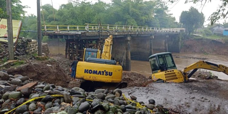Ilustrasi jalan dan jembatan rusak akibat curah hujan tinggi