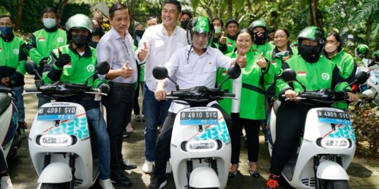 Menteri Perhubungan Budi Karya Sumadi meresmikan layanan ojek motor listrik gratis di kawasan ITDC Nusa Dua untuk angkutan pengumpan para delegasi, panitia, dan peserta KTT G20