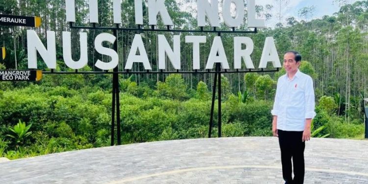 Presiden Joko Widodo meninjau pembangunan infrastruktur kawasan Ibu Kota Nusantara, di Kabupaten Penajam Paser Utara