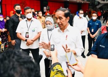 Presiden Joko Widodo menjawab pertanyaan jurnalis di Kantor Pos Kota Bandung