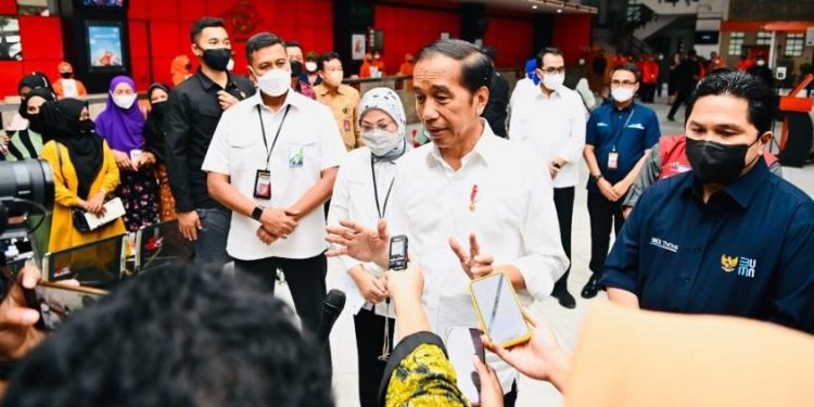 Presiden Joko Widodo menjawab pertanyaan jurnalis di Kantor Pos Kota Bandung
