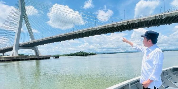 Presiden Joko Widodo menuju Ibu Kota Nusantara melalui jalur laut dengan menggunakan KRI Escolar - 871