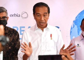 Presiden Joko Widodo menyampaikan keterangannya kepada awak media di Kawasan Industri Terpadu Batang (KITB), Kabupaten Batang, Provinsi Jawa Tengah, pada Senin, 3 Oktober 2022