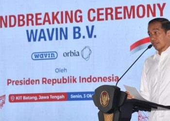 Presiden Joko Widodo menyampaikan sambutan dalam acara peletakan batu pertama atau groundbreaking pabrik PT Wavin Manufacturing Indonesia di Kawasan Industri Terpadu Batang