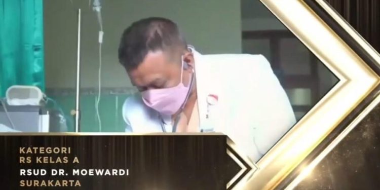 Rumah Sakit Umum Daerah Dr Moewardi meraih penghargaan sebagai Fasilitas Kesehatan Rujukan Tingkat Lanjut Berkomitmen Terbaik