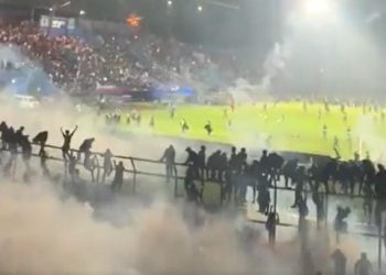 Tembakan gas air mata di Stadion Kanjuruan Malang