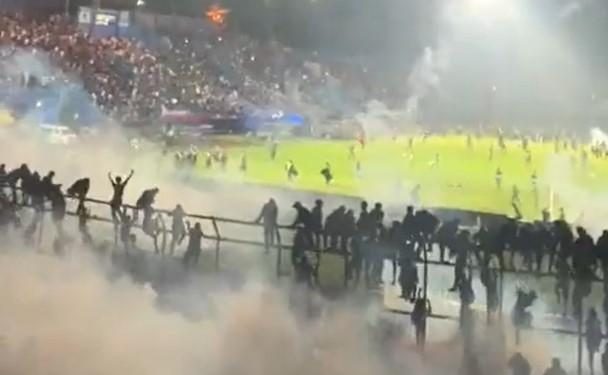 Tembakan gas air mata di Stadion Kanjuruan Malang