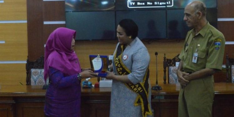 masyarakat Jepara mendapatkan apresiasi dari Bunda Literasi Kabupaten Manokwari