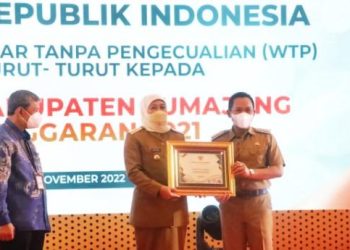 Bupati Lumajang Thoriqul Haq (Cak Thoriq) menerima Penghargaan capaian Opini Wajar Tanpa Pengecualian