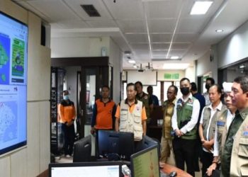 Kepala BNPB Letjen TNI Suharyanto (kanan depan) saat meninjau ruang monitoring prakiraan cuaca wilayah Provinsi Bali di Kantor BPBD Provinsi Bali