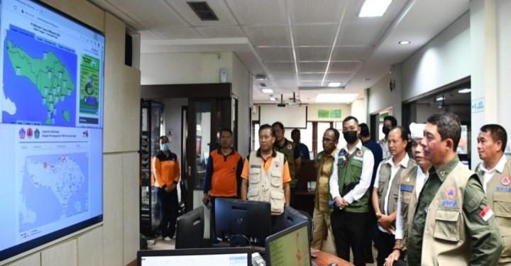 Kepala BNPB Letjen TNI Suharyanto (kanan depan) saat meninjau ruang monitoring prakiraan cuaca wilayah Provinsi Bali di Kantor BPBD Provinsi Bali