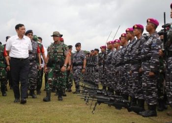 Panglima Jenderal TNI Andika Perkasa bersama Menteri Koordinator Bidang Kemaritiman dan Investasi Luhut Binsar Pandjaitan mengecek Pasukan Pengamanan VVIP KTT G20