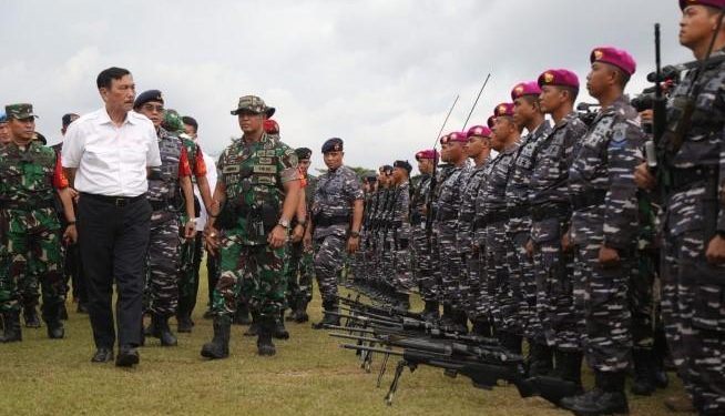 Panglima Jenderal TNI Andika Perkasa bersama Menteri Koordinator Bidang Kemaritiman dan Investasi Luhut Binsar Pandjaitan mengecek Pasukan Pengamanan VVIP KTT G20