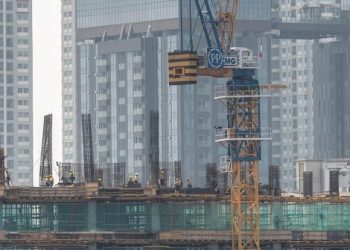 Penyelesaian pembangunan gedung bertingkat di Jakarta