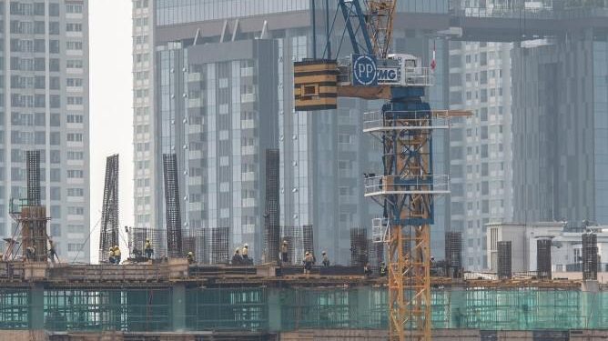 Penyelesaian pembangunan gedung bertingkat di Jakarta
