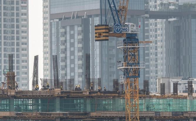 Penyelesaian pembangunan gedung bertingkat di Jakarta