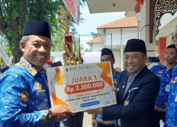 Pihak SMPN 1 Tahunan dinobatkan sebagai juara I pada lomba sekolah sehat