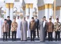 Presiden Joko Widodo dan Presiden Mohammed bin Zayed foto bersama usai meresmikan Masjid Sheikh Zayed Solo