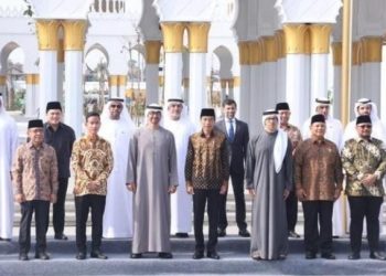 Presiden Joko Widodo dan Presiden Mohammed bin Zayed foto bersama usai meresmikan Masjid Sheikh Zayed Solo