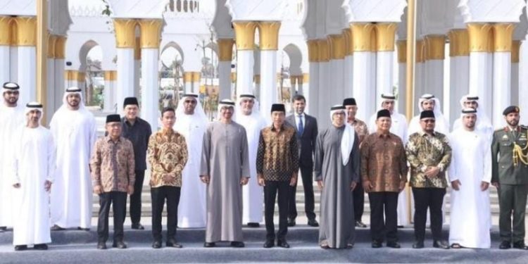 Presiden Joko Widodo dan Presiden Mohammed bin Zayed foto bersama usai meresmikan Masjid Sheikh Zayed Solo