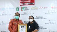 penyerahan certificate appreciation dari Yayasan Smile Train Indonesia