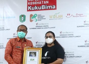 penyerahan certificate appreciation dari Yayasan Smile Train Indonesia