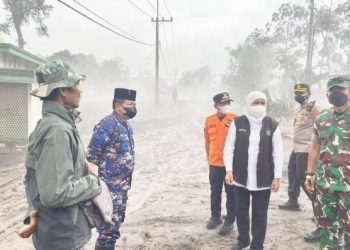 Gubernur Jawa Timur, Khofifah Indar Parawansa saat meninjau lokasi terdampak semeru