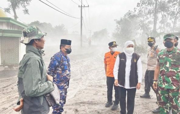 Gubernur Jawa Timur, Khofifah Indar Parawansa saat meninjau lokasi terdampak semeru