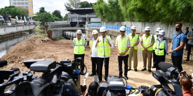 Presiden Joko Widodo menyampaikan keterangan kepada awak media usai meninjau proyek sodetan Kali Ciliwung, Jakarta