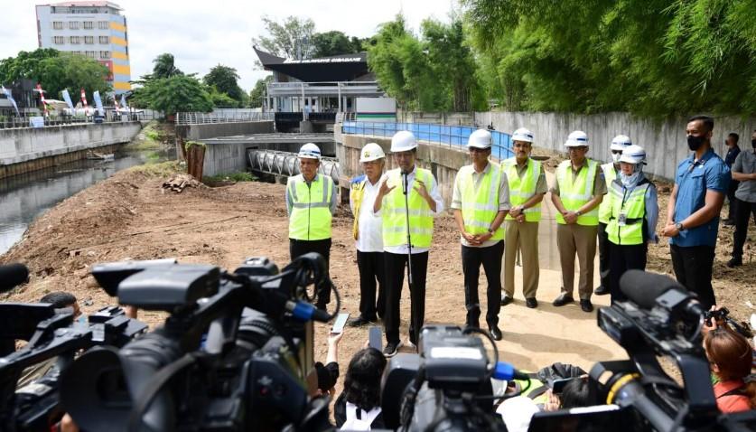 Presiden Joko Widodo menyampaikan keterangan kepada awak media usai meninjau proyek sodetan Kali Ciliwung, Jakarta