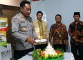 Wakil Direktur Ditbinmas Polda DI Yogyakarta AKBP Sulistiyono memotong tumpeng peresmian Desa Bisma