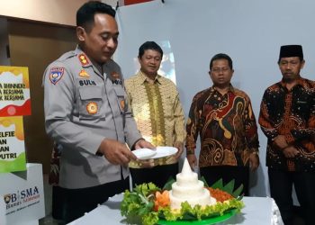 Wakil Direktur Ditbinmas Polda DI Yogyakarta AKBP Sulistiyono memotong tumpeng peresmian Desa Bisma