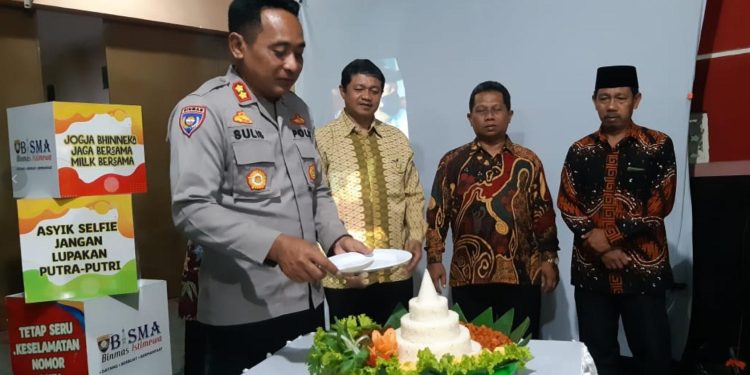 Wakil Direktur Ditbinmas Polda DI Yogyakarta AKBP Sulistiyono memotong tumpeng peresmian Desa Bisma