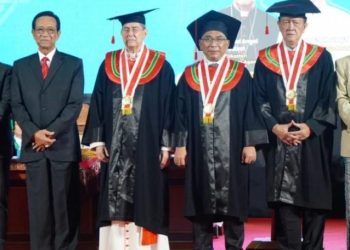 Menag Yaqut Cholil Qoumas bersama tiga tokoh penerima anugerah gelar Doktor Kehormatan di UIN Sunan Kalijaga